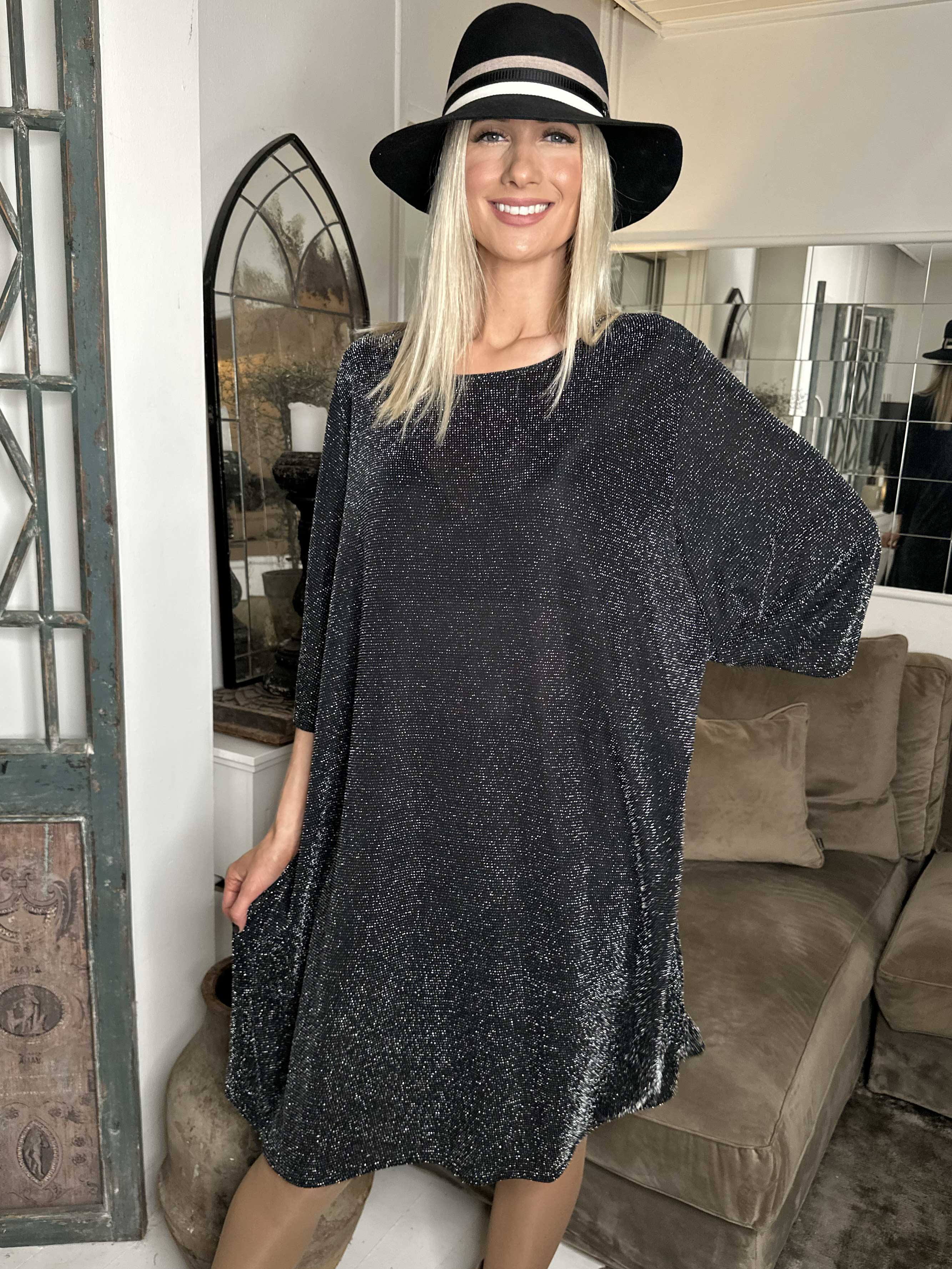 Noemi Glitter - Løs kjole med vidde ærmer og glimmertråde